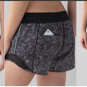 Lululemon womens Hotty Hot 4" inseam short Formation Alpine white black sz 4